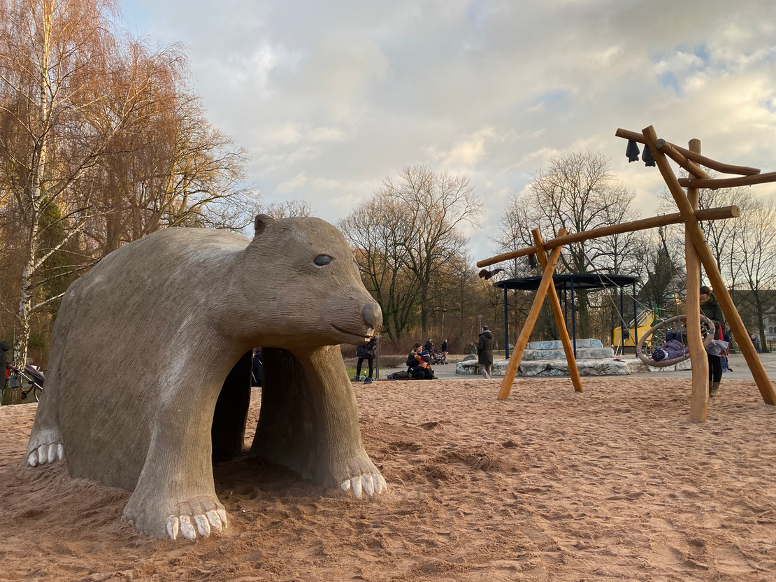 Der Weltspielplatz in Berlin bildet die Kontinente ziemlich unkonventionell ab – so finden sich beispielsweise im Spielbereich „Australien“ keine Koala- und Kängurufiguren, sondern eine Wombathöhle sowie eine Fledermausschaukel.  Foto: Exkurs